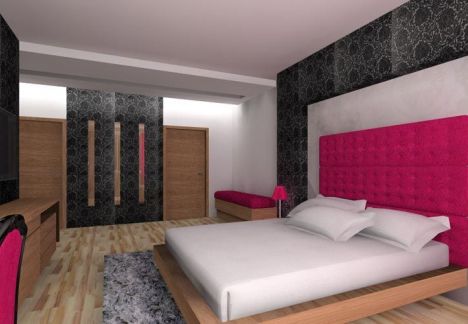 W sypialni architekt wnętrz powtórzył kilkakrotnie zastosowane materiały; szara tapeta, różowa tkanina widoczna na zagłówku łóżka, zasłonach i obiciach mebli a także fornir orzechowy (drzwi i obudowy mebli)