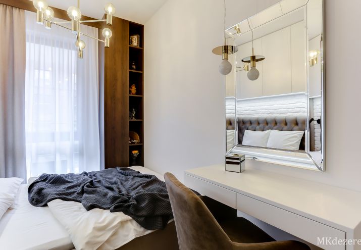 Toaletka w niewielkiej sypialni.