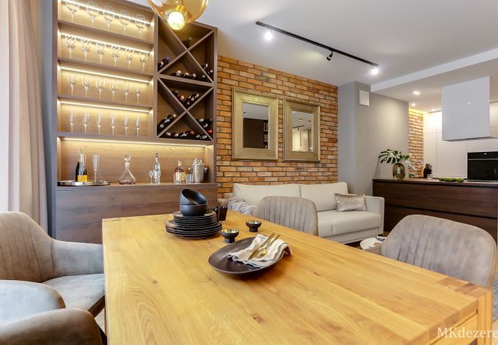 Dekoracyjne oświetlenie w salonie - barek.