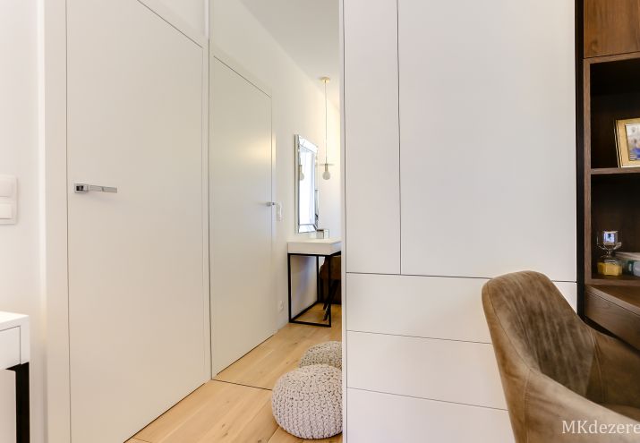 Duże lustro w małej sypialni.