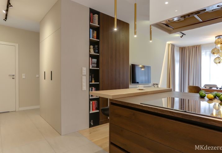 Aranżacja salonu z dużymi szafami.