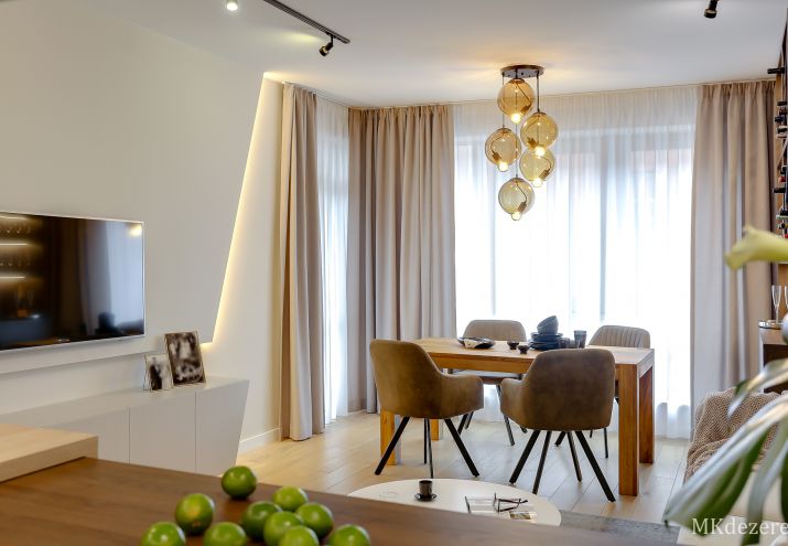 Dekoracyjne oświetlenie nad stołem.