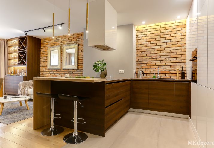 Czerwona cegła we wnętrzu połączona z bielą i betonem.