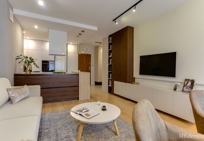 Nowoczesny salon z kuchnią i półwyspem. 
