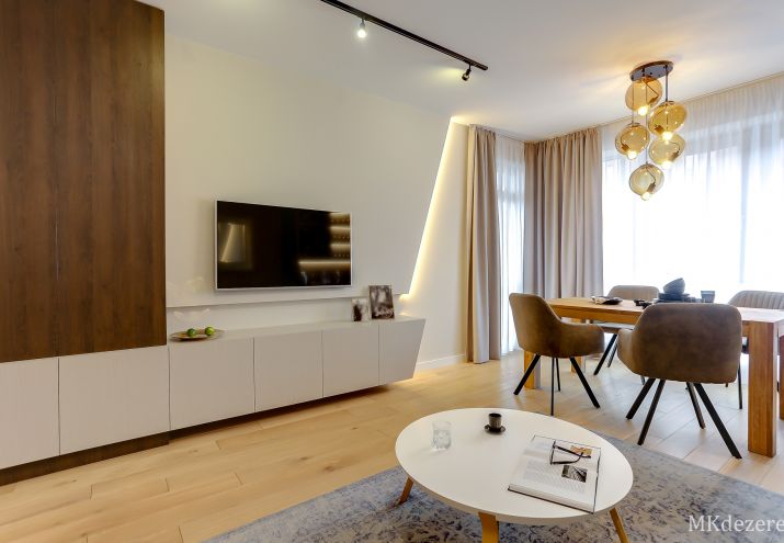 W salonie, na specjalnie przygotowanej i oświetlonej ściance został powieszony telewizor.