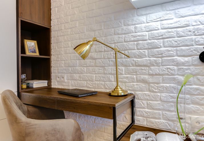 Sypialnia z biurkiem do pracy.