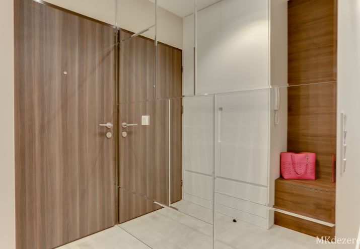 Hol wejściowy ze ścianą z luster na zamówienie.