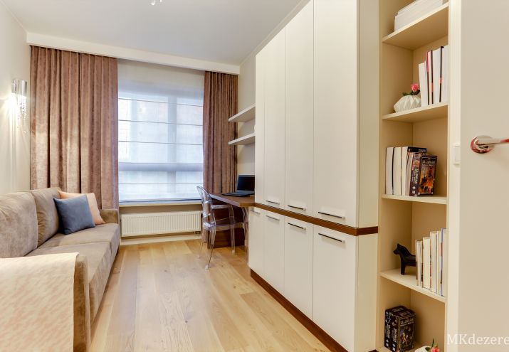 Projekt pokoju z zabudową, biurkiem i półkami. Okno przysłaniają rolety rzymskie wraz z zasłonami.