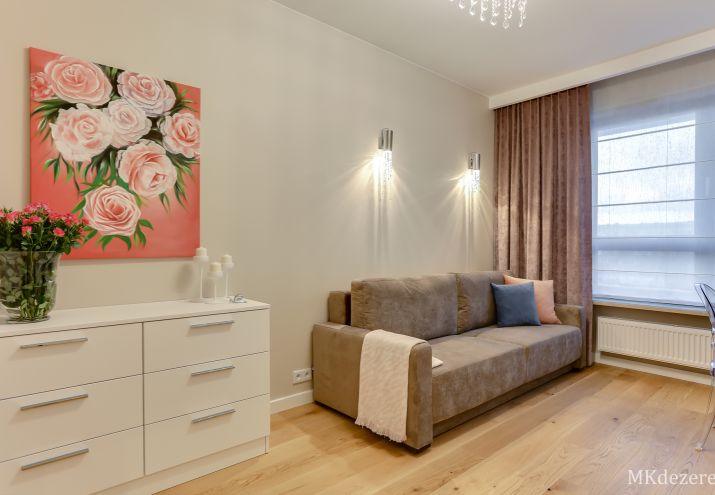 W pokoju gościnnym znajduje się rozkładana sofa i biurko do pracy.