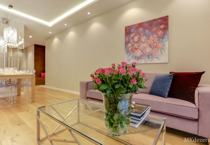 Szklany stolik kawowy w salonie.