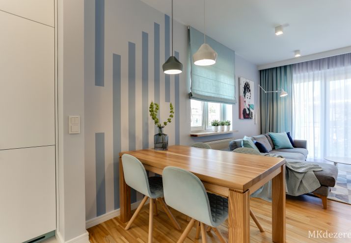 Turkusowe i niebieskie dodatki w salonie i jadalni.