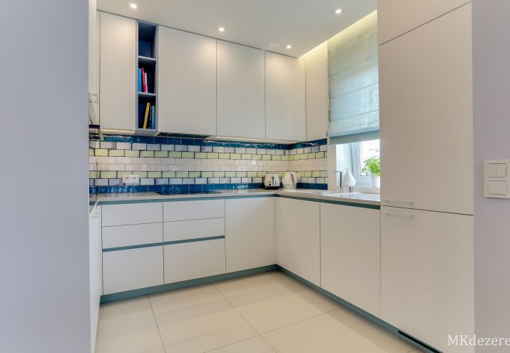 Projekt białej kuchni w stylu skandynawskim.