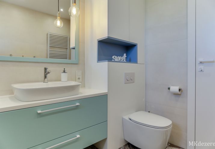 Biały kamienny blat do łazienki.