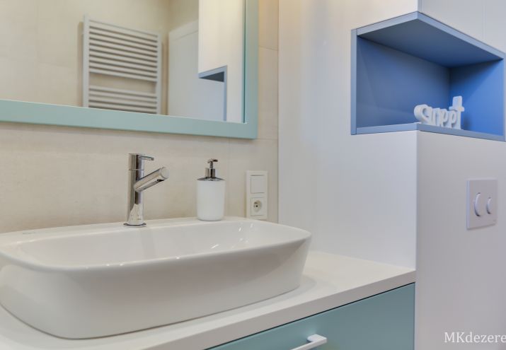 Kolor we wnętrzach - łazienka z dodatkiem błękitu i turkusu.