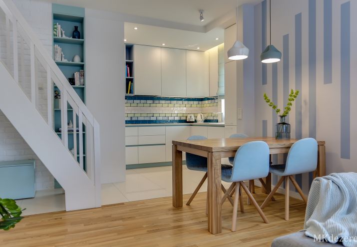 Aranżacja salonu z jasną drewnianą podłogą.