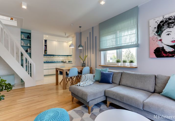 Turkusowe meble połączone z bielą, błękitem i szarością.