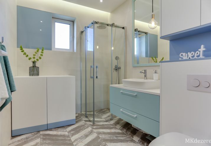 Turkus w mieszkaniu - aranżacja łazienki.