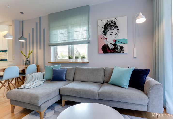 Dekoracje okien - rolety rzymskie i zasłony.