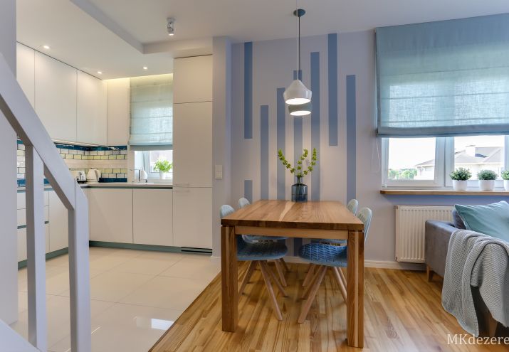 Stół w salonie przy ścianie.