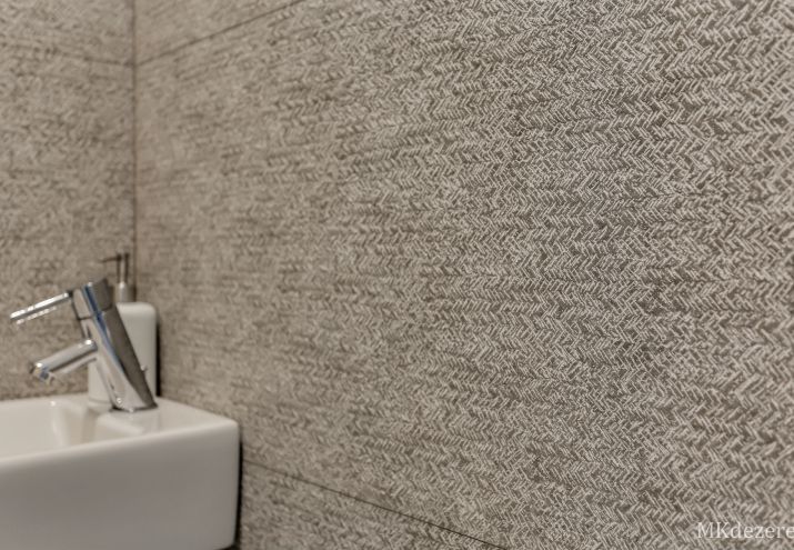 Szare płytki ze strukturą.