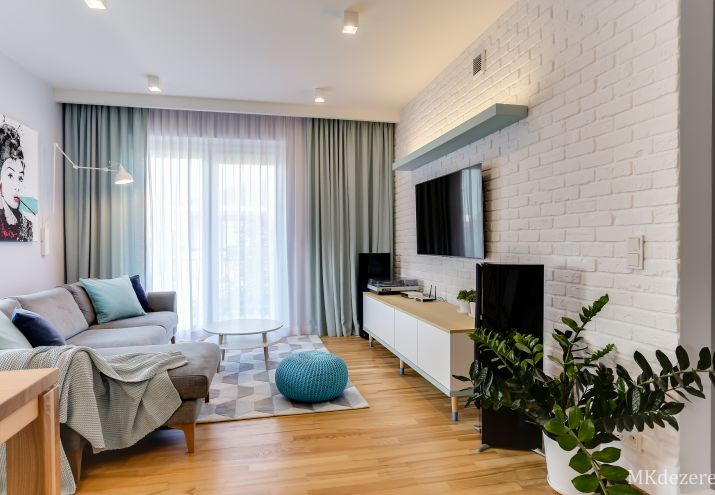 Turkus z szarym i niebieskim w salonie.