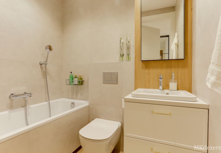 Projekt małej łazienki z wanną.