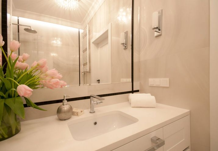 lazienka_z_duzym_lustrem_z_bialym_blatem_projektant_wnetrz_warszawa