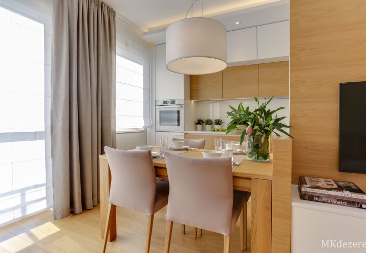 Mieszkanie w bieli i ciepłym drewnie dębowym.