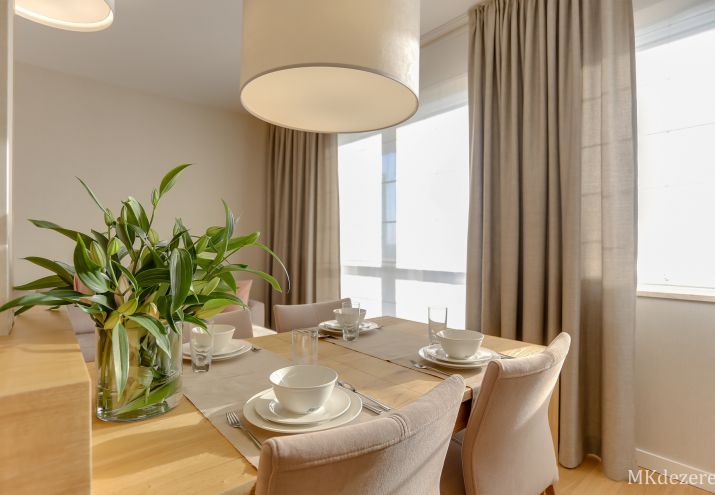 Projekt otwartego wnętrza z jadalnią.