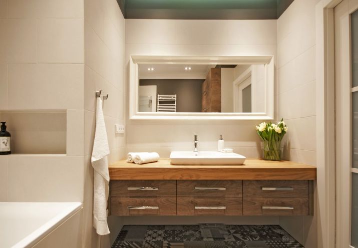 architekt_wnetrz_warszawa_łazienka_z_drewnianym_blatem