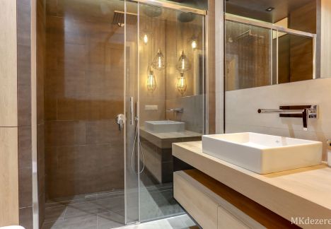 Łazienka z prysznicem bez brodzika, lampy industrialne w łazience