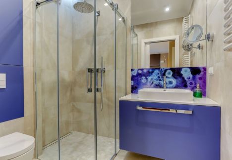 Niebieska łazienka z prysznicem, szkło z nadrukiem do łazienki